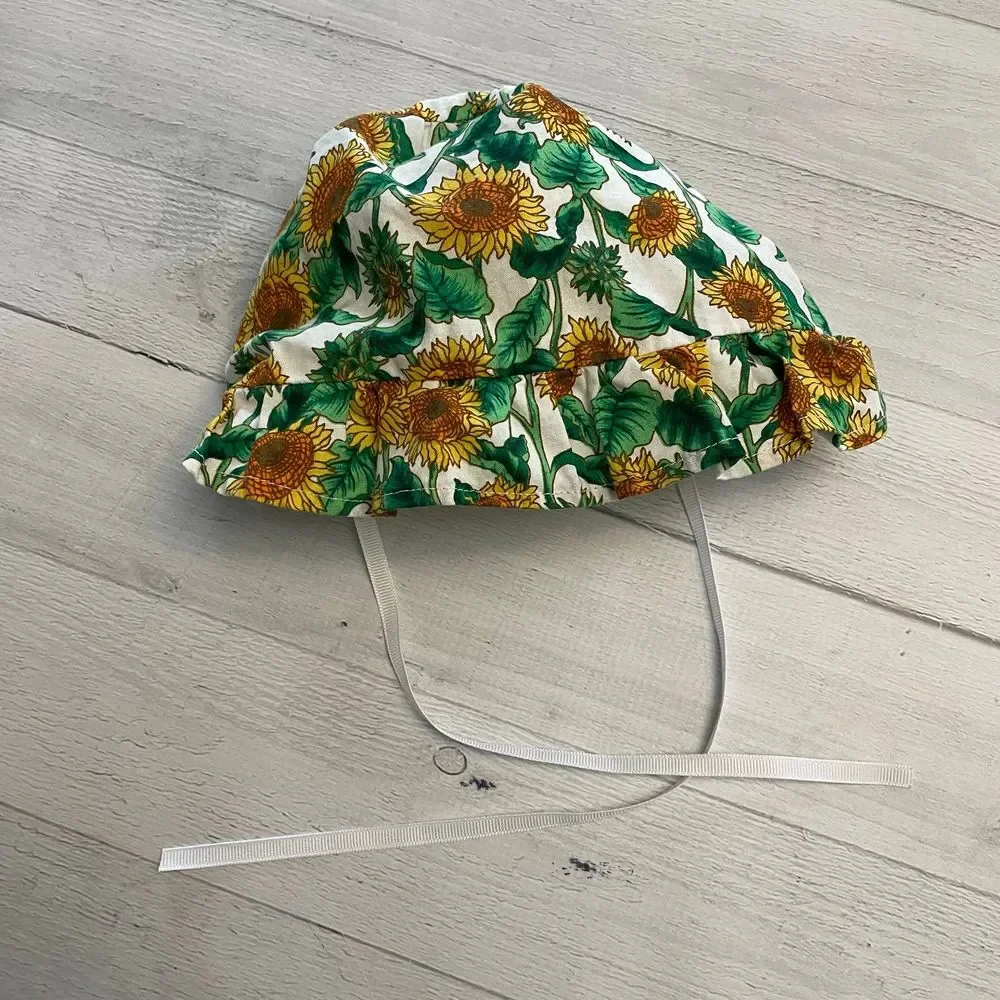 Baby‎ sunflower diaper cover and bonnet